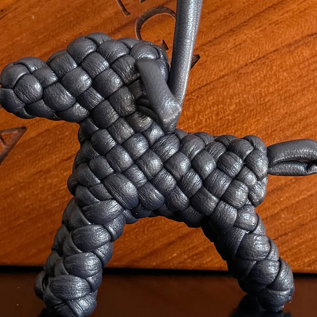 Batch 540 BOTTEGA VENETA2025 new puppy-shaped pendant braided puppy is now online😎The leather braided puppy-shaped pendant can be hung on any handbag, and it is as cute, delicate and colorful as it matches with a bag. Cute and cute, it will touch your heart at any time. It can be hung on bags or keychains. Who can resist such a cute puppy💓 Style number: 807068